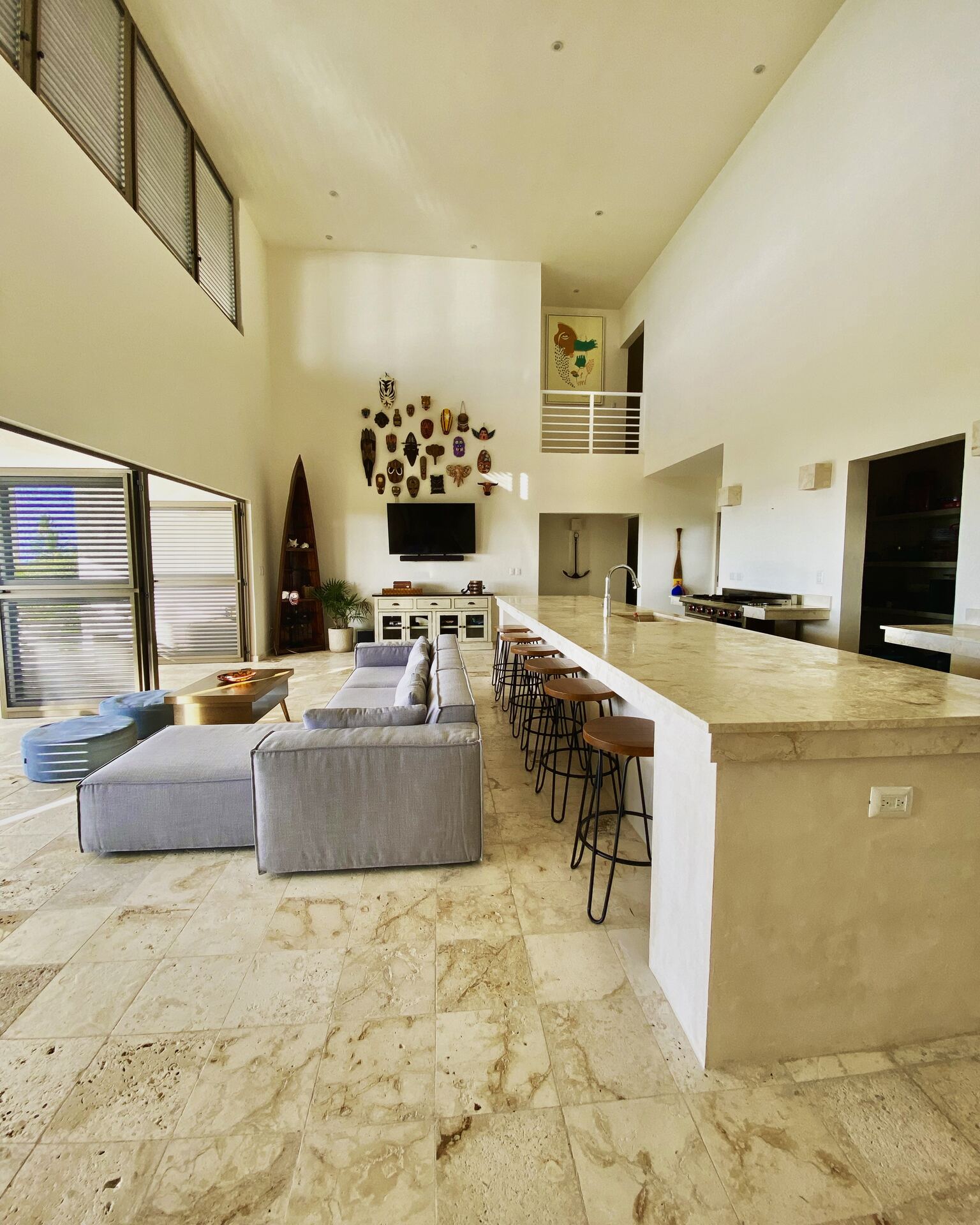 Sala de estar de Casa Sisal con acabados de mármol travertino